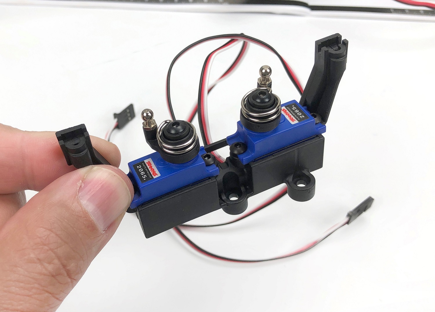 Mount differential servos in the bracket
