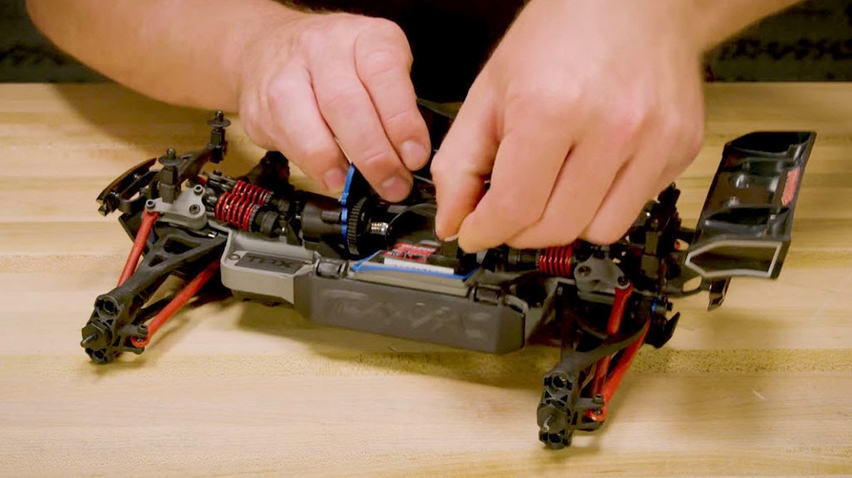 Plug in the servo Plug in the servo
