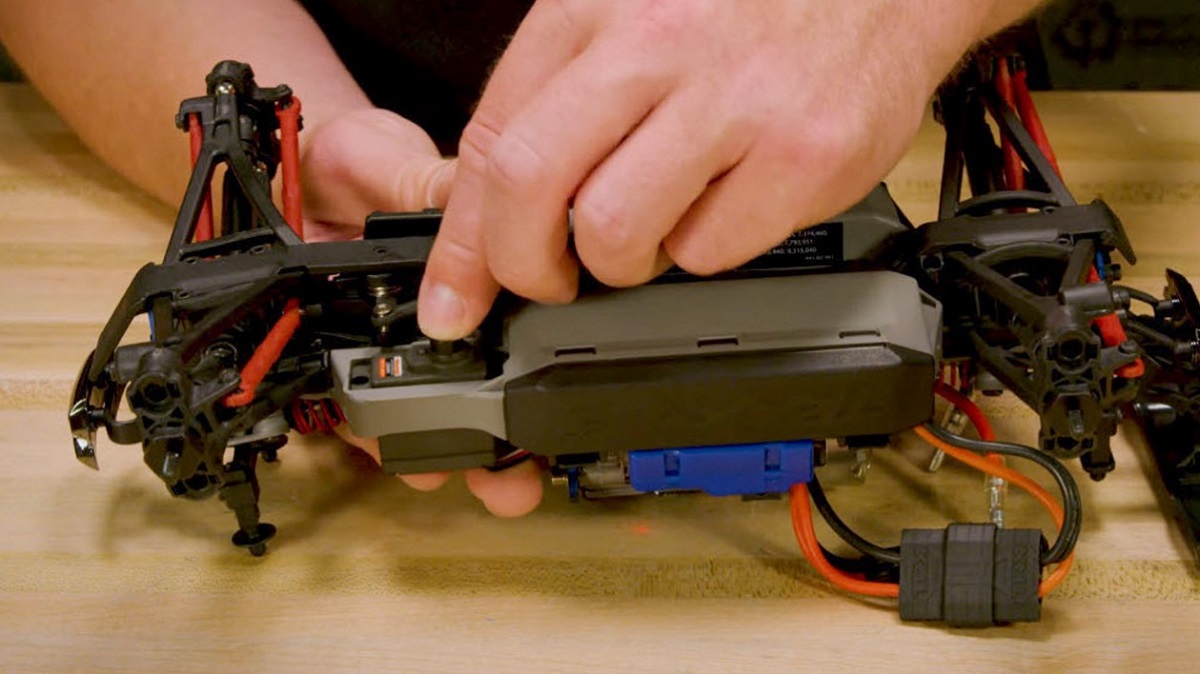 Attach the servo horn Attach the servo horn