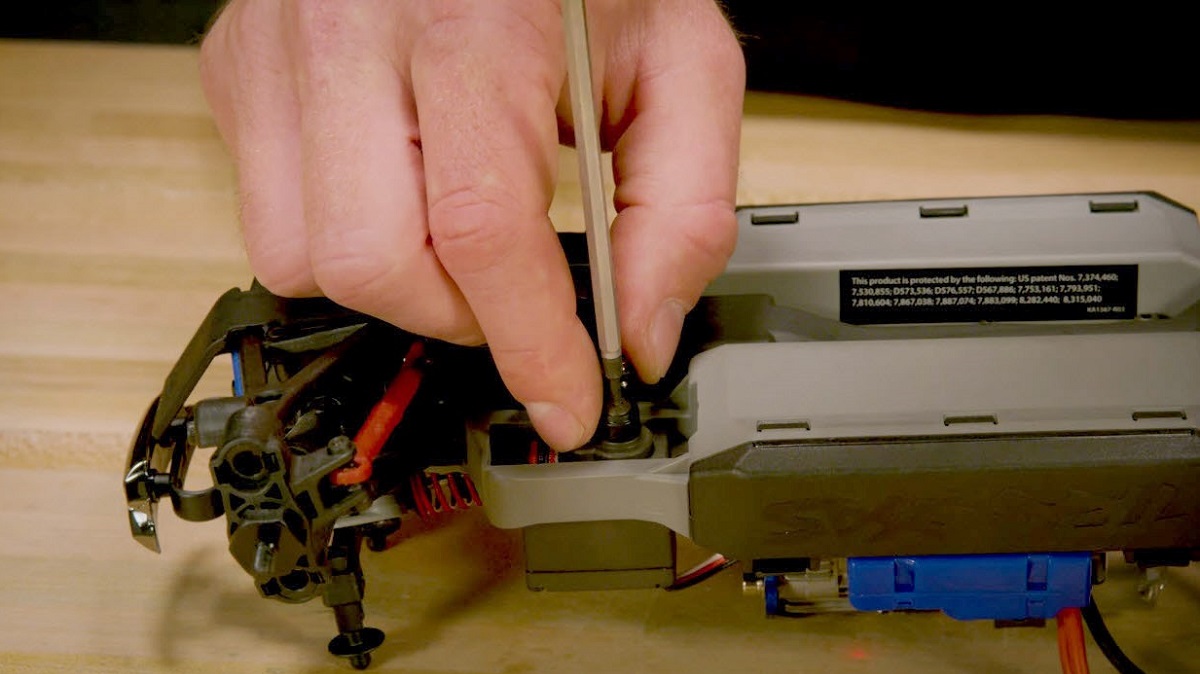 Tighten the screw Tighten the screw