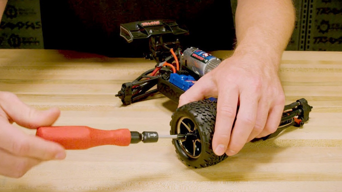 Remove the wheels Remove the wheels
