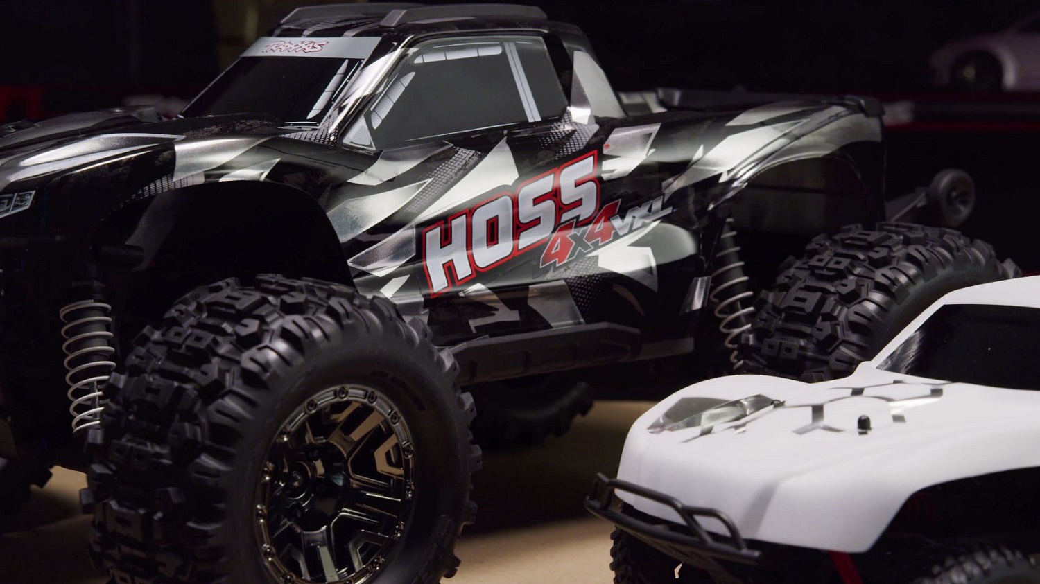 Traxxas ProGraphix�<sup>®</sup> chrome paint)
